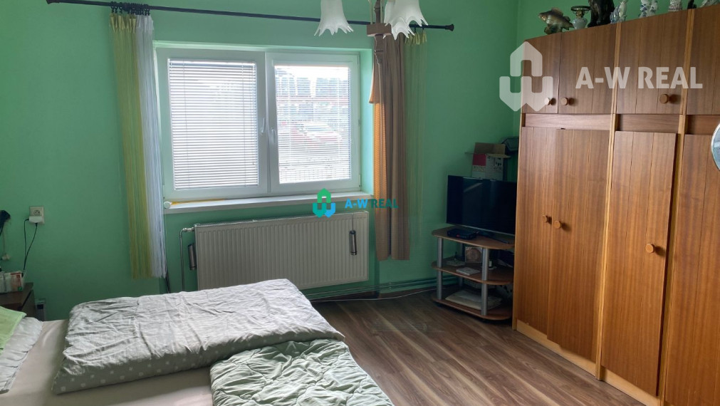 Exkluzívna ponuka - čiastočne  prerobený 4-izbový rodinný dom na predaj v Kútnikoch pri hlavnej ceste 63, 1 km od DS a 47 km od BA