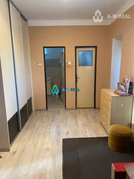 Exkluzívna ponuka - čiastočne  prerobený 4-izbový rodinný dom na predaj v Kútnikoch pri hlavnej ceste 63, 1 km od DS a 47 km od BA