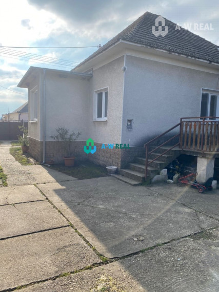 Exkluzívna ponuka - čiastočne  prerobený 4-izbový rodinný dom na predaj v Kútnikoch pri hlavnej ceste 63, 1 km od DS a 47 km od BA