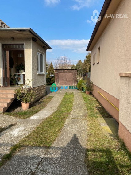 Exkluzívna ponuka - čiastočne  prerobený 4-izbový rodinný dom na predaj v Kútnikoch pri hlavnej ceste 63, 1 km od DS a 47 km od BA