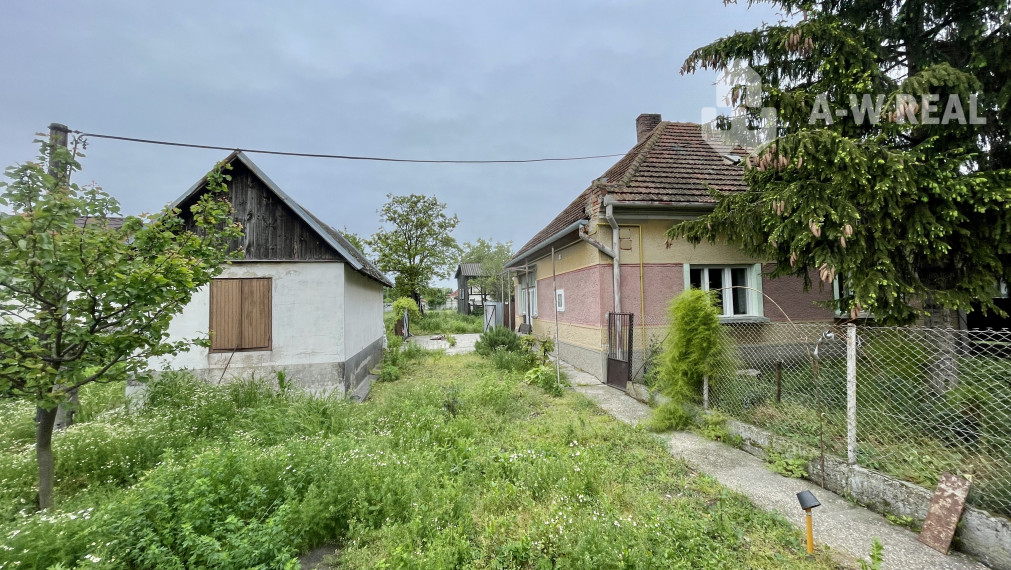 OKOČ – STAVEBNÝ POZEMOK SO STARÝM RODINNÝM DOMOM NA PREDAJ