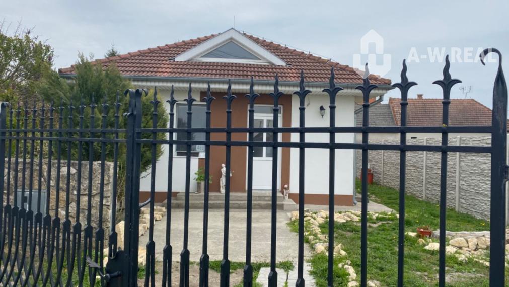 ☎️0917656551 📞Pekný, komfortný 3-izbový rodinný dom na predaj v obci OHRADY pri Dunajskej Strede