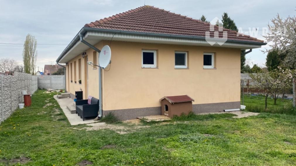 ☎️0917656551 📞Pekný, komfortný 3-izbový rodinný dom na predaj v obci OHRADY pri Dunajskej Strede