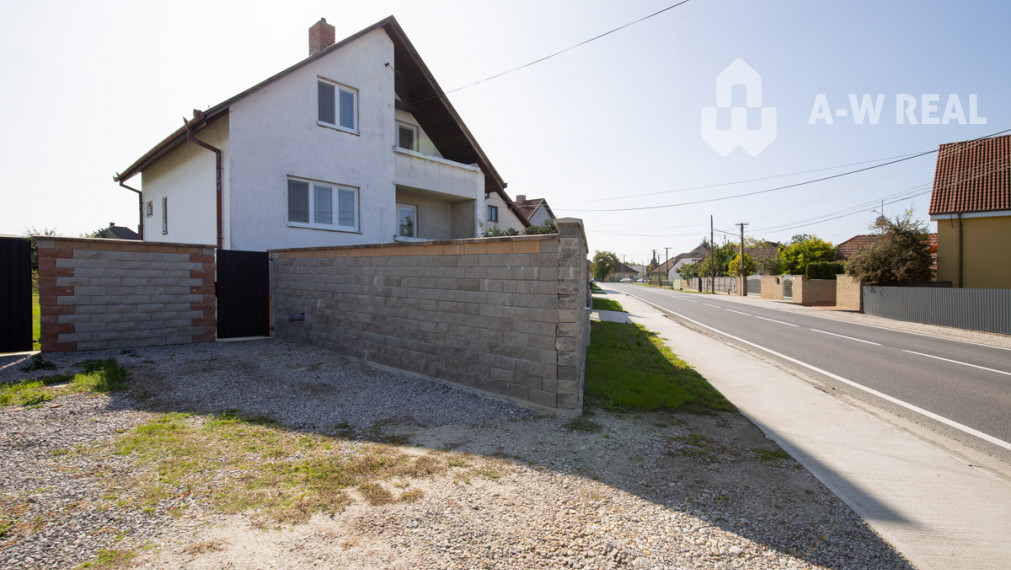 Dvojpodlažný rodinný dom s veľkým pozemkom na predaj v obci Jahodná