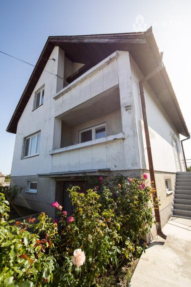 Dvojpodlažný rodinný dom s veľkým pozemkom na predaj v obci Jahodná