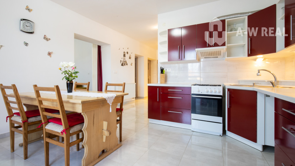 Dvojpodlažný rodinný dom s veľkým pozemkom na predaj v obci Jahodná