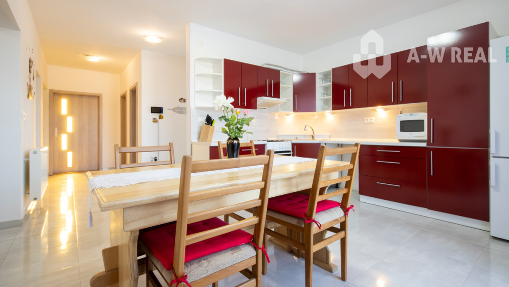 Dvojpodlažný rodinný dom s veľkým pozemkom na predaj v obci Jahodná