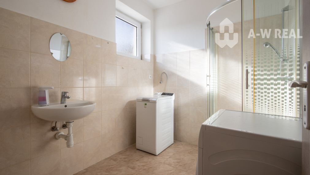 Dvojpodlažný rodinný dom s veľkým pozemkom na predaj v obci Jahodná