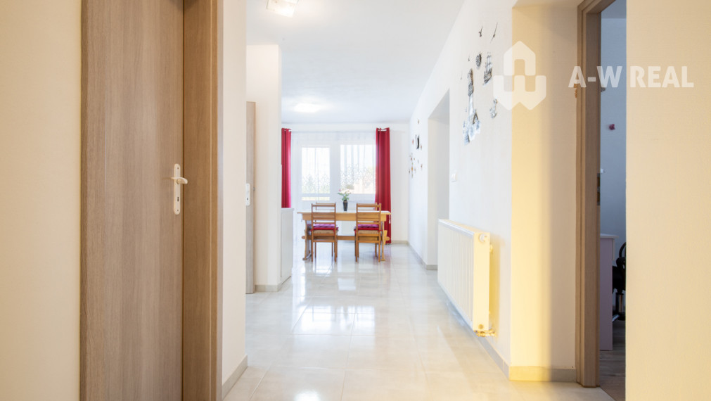 Dvojpodlažný rodinný dom s veľkým pozemkom na predaj v obci Jahodná