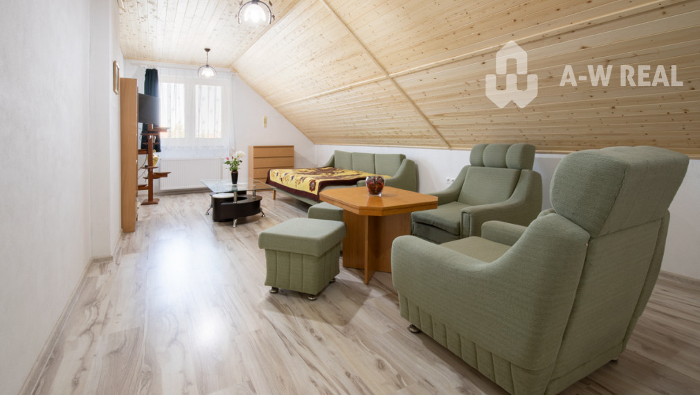 Dvojpodlažný rodinný dom s veľkým pozemkom na predaj v obci Jahodná