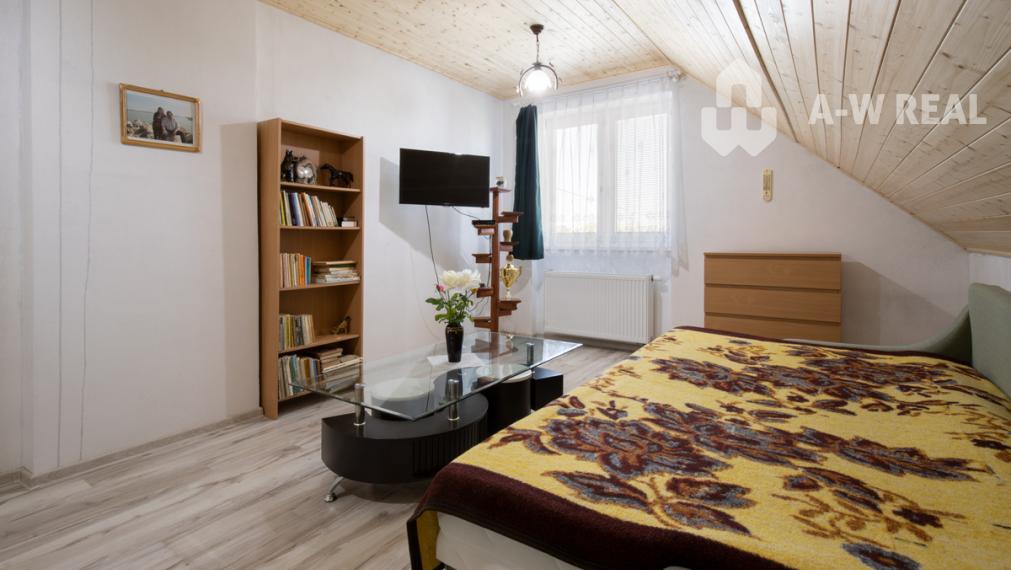 Dvojpodlažný rodinný dom s veľkým pozemkom na predaj v obci Jahodná