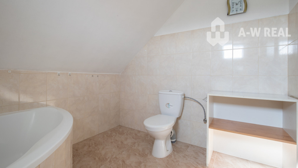 Dvojpodlažný rodinný dom s veľkým pozemkom na predaj v obci Jahodná