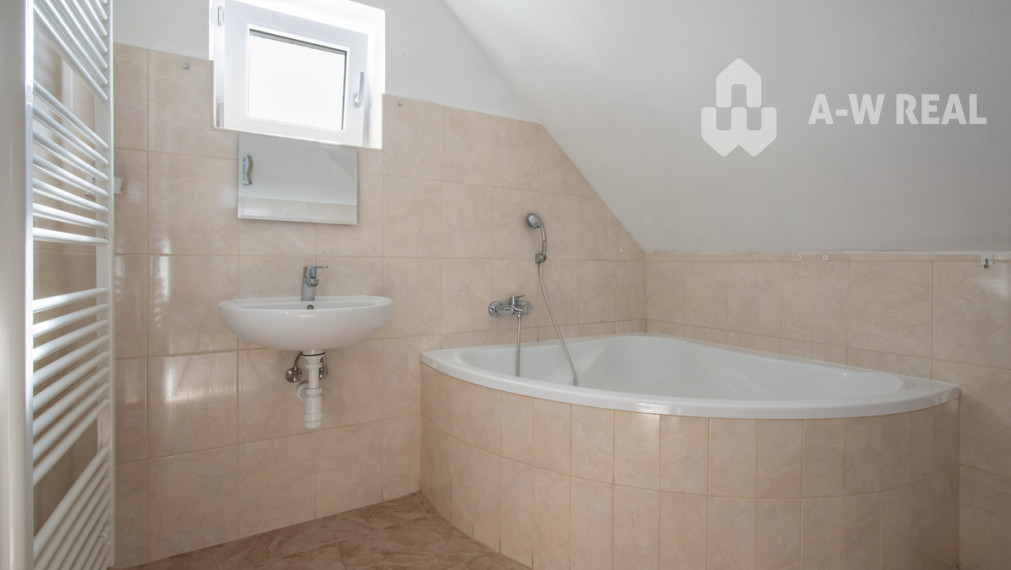 Dvojpodlažný rodinný dom s veľkým pozemkom na predaj v obci Jahodná