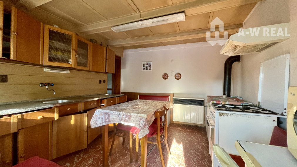 VRAKÚŇ – STARÝ RODINNÝ DOM NA PREDAJ S VEĽKÝM POZEMKOM - 24 ÁROV