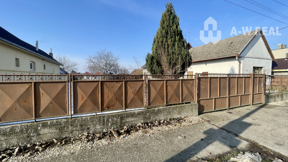 VRAKÚŇ – STARÝ RODINNÝ DOM NA PREDAJ S VEĽKÝM POZEMKOM - 24 ÁROV