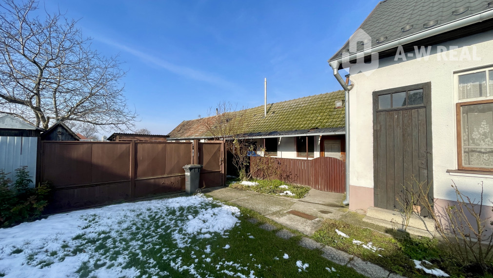 VRAKÚŇ – STARÝ RODINNÝ DOM NA PREDAJ S VEĽKÝM POZEMKOM - 24 ÁROV