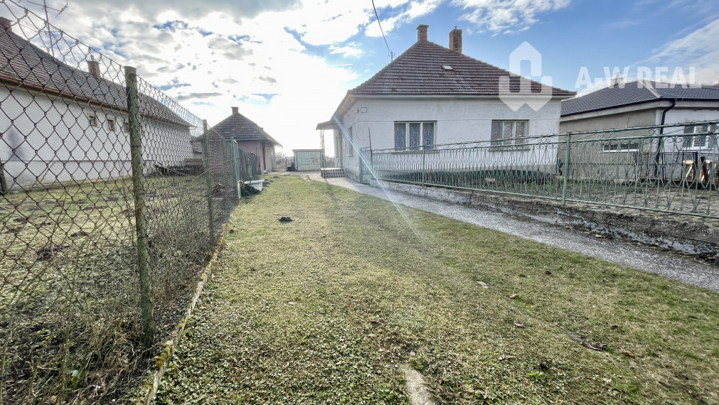 MALÉ DVORNÍKY – 4-IZBOVÝ RODINNÝ DOM NA PREDAJ V KĽUDNOM ČASTI OBCE S PEKNÝM POZEMKOM
