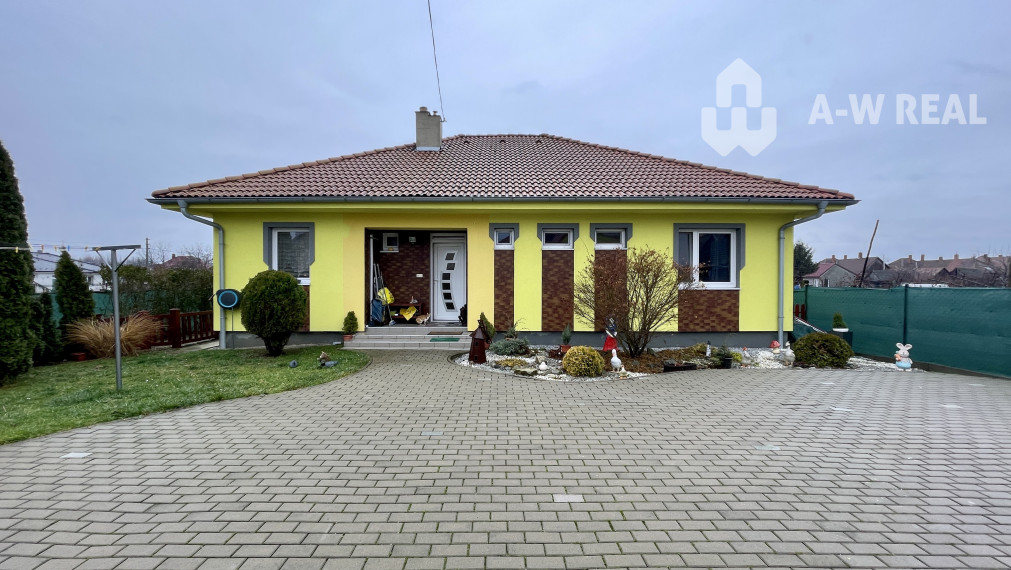 VKUSNÝ 4-IZBOVÝ RODINNÝ DOM S GARÁŽOU NA PREDAJ V OBCI TOPOĽNÍKY