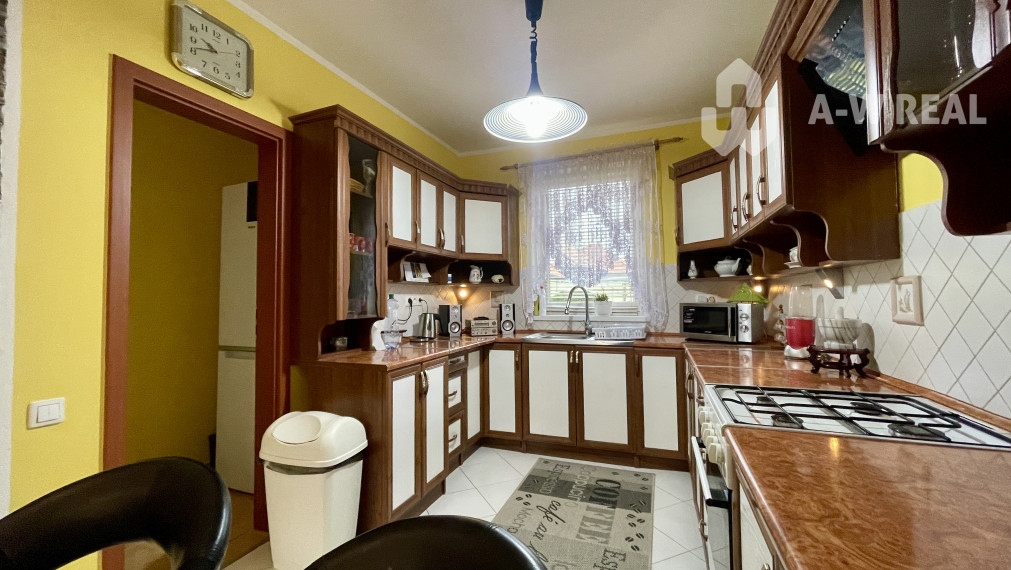 VKUSNÝ 4-IZBOVÝ RODINNÝ DOM S GARÁŽOU NA PREDAJ V OBCI TOPOĽNÍKY