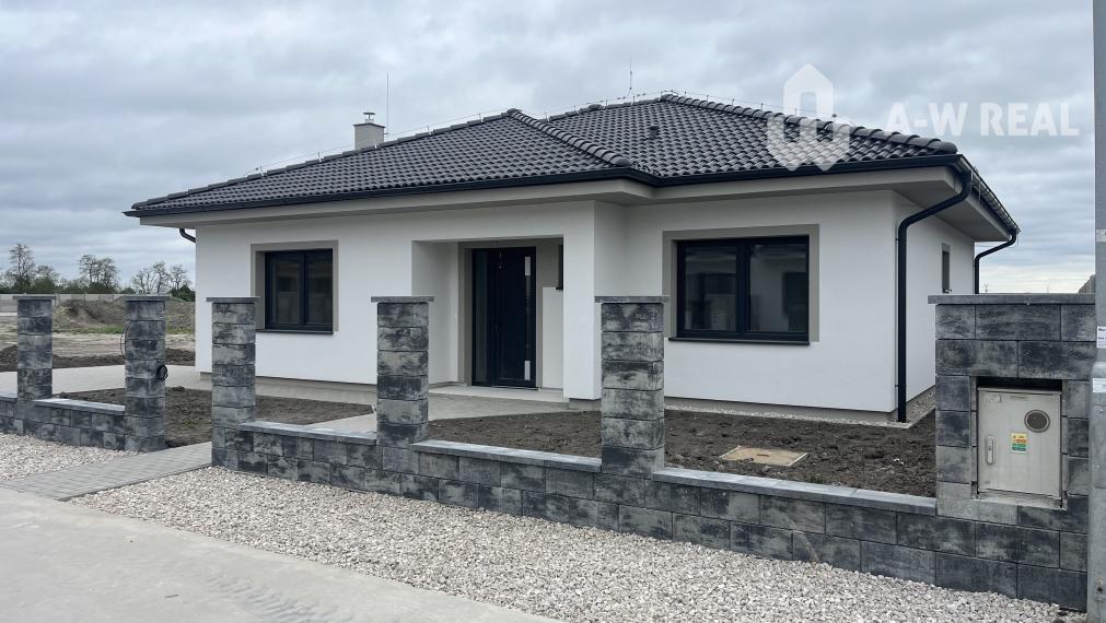 NOVOSTAVBA: Pekný 4-izbový rodinný dom na predaj v obci Horná Potôň, pozemok 710 m2