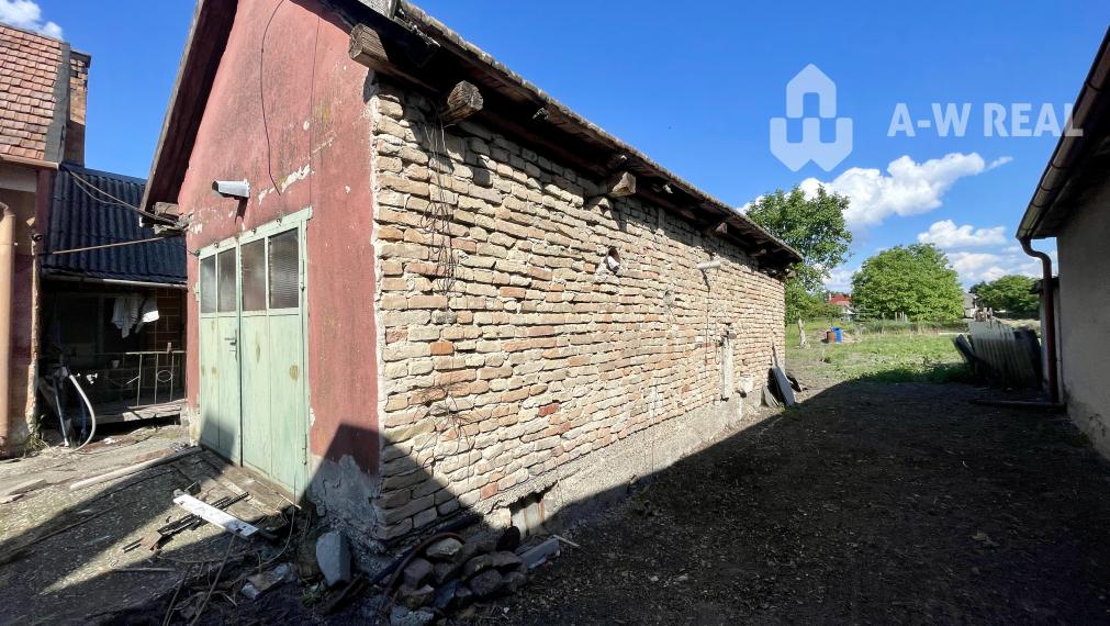 VEĽKÉ DVORNÍKY –STARÝ RODINNÝ NA PREDAJ PEKNÝM STAVEBNÝM POZEMKOM