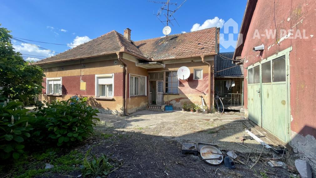 VEĽKÉ DVORNÍKY –STARÝ RODINNÝ NA PREDAJ PEKNÝM STAVEBNÝM POZEMKOM