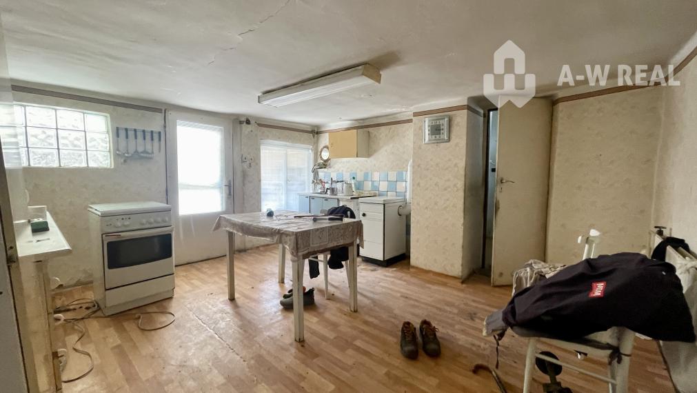 VEĽKÉ DVORNÍKY –STARÝ RODINNÝ NA PREDAJ PEKNÝM STAVEBNÝM POZEMKOM