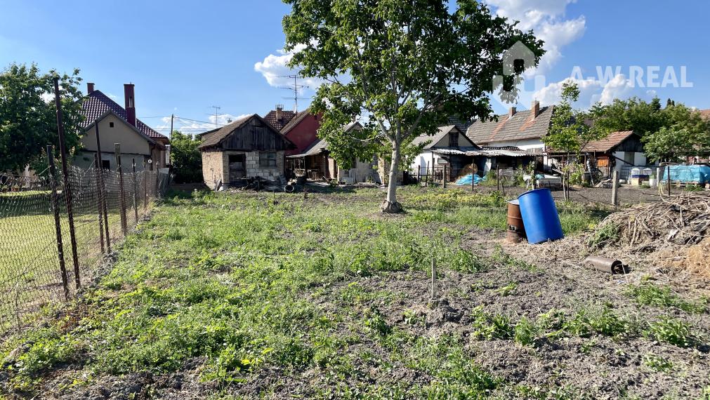 VEĽKÉ DVORNÍKY –STARÝ RODINNÝ NA PREDAJ PEKNÝM STAVEBNÝM POZEMKOM