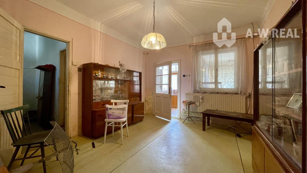 VEĽKÉ DVORNÍKY –STARÝ RODINNÝ NA PREDAJ PEKNÝM STAVEBNÝM POZEMKOM