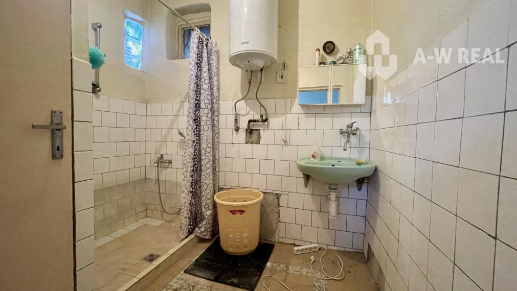 VEĽKÉ DVORNÍKY – STAVEBNÝ POZEMOK SO STARÝM RODINNÝM NA PREDAJ