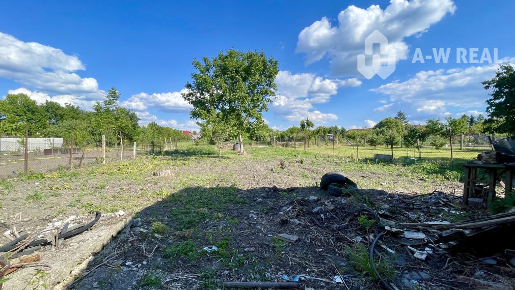VEĽKÉ DVORNÍKY – STAVEBNÝ POZEMOK SO STARÝM RODINNÝM NA PREDAJ