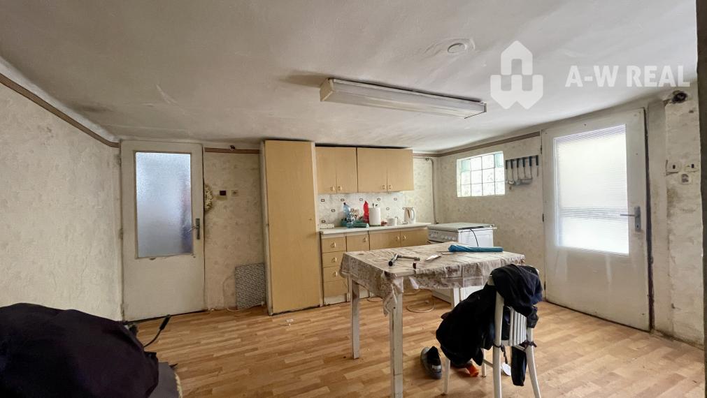 VEĽKÉ DVORNÍKY – STAVEBNÝ POZEMOK SO STARÝM RODINNÝM NA PREDAJ