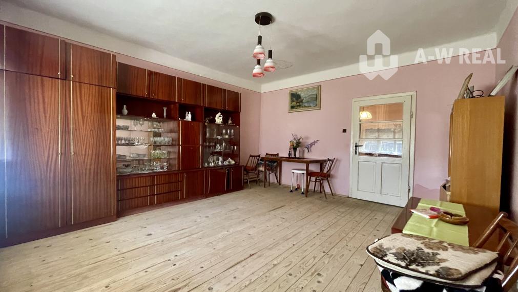 VEĽKÉ DVORNÍKY – STAVEBNÝ POZEMOK SO STARÝM RODINNÝM NA PREDAJ