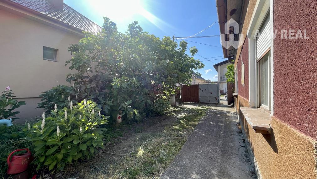 VEĽKÉ DVORNÍKY – STAVEBNÝ POZEMOK SO STARÝM RODINNÝM NA PREDAJ