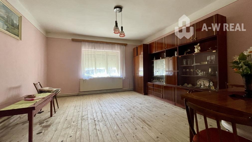 VEĽKÉ DVORNÍKY – STAVEBNÝ POZEMOK SO STARÝM RODINNÝM NA PREDAJ