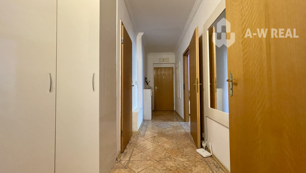 Na predaj slnečný, veľkometrážny 3-izbový byt s veľkým balkónom a vlastnou garážou v západnej časti Dunajskej Stredy