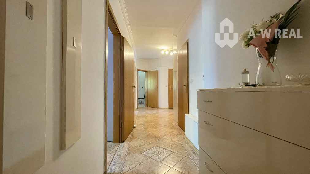 Na predaj slnečný, veľkometrážny 3-izbový byt s veľkým balkónom a vlastnou garážou v západnej časti Dunajskej Stredy