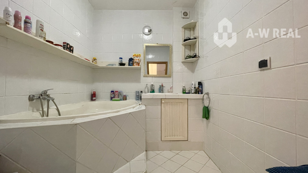 Na predaj slnečný, veľkometrážny 3-izbový byt s veľkým balkónom a vlastnou garážou v západnej časti Dunajskej Stredy