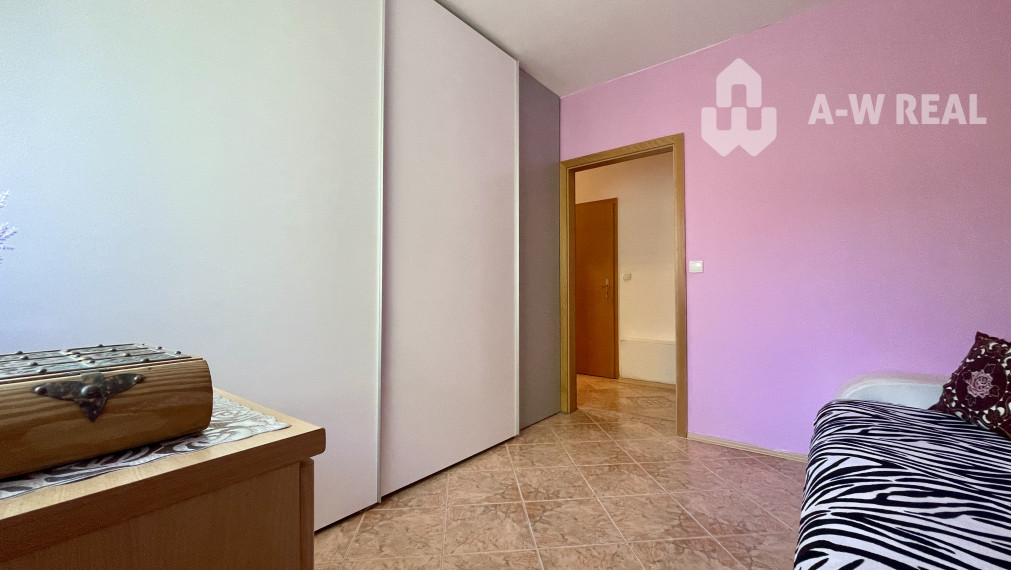 Na predaj slnečný, veľkometrážny 3-izbový byt s veľkým balkónom a vlastnou garážou v západnej časti Dunajskej Stredy