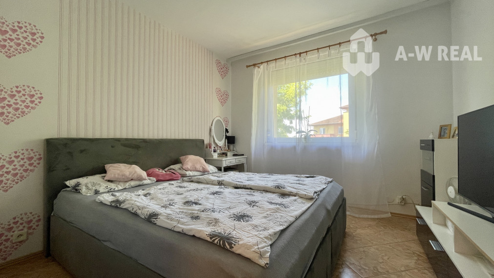 Na predaj slnečný, veľkometrážny 3-izbový byt s veľkým balkónom a vlastnou garážou v západnej časti Dunajskej Stredy