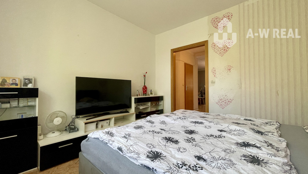 Na predaj slnečný, veľkometrážny 3-izbový byt s veľkým balkónom a vlastnou garážou v západnej časti Dunajskej Stredy