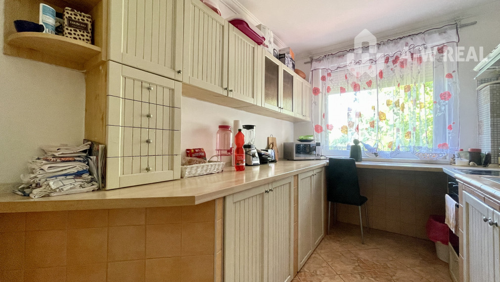 Na predaj slnečný, veľkometrážny 3-izbový byt s veľkým balkónom a vlastnou garážou v západnej časti Dunajskej Stredy