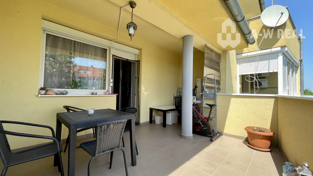 Na predaj slnečný, veľkometrážny 3-izbový byt s veľkým balkónom a vlastnou garážou v západnej časti Dunajskej Stredy