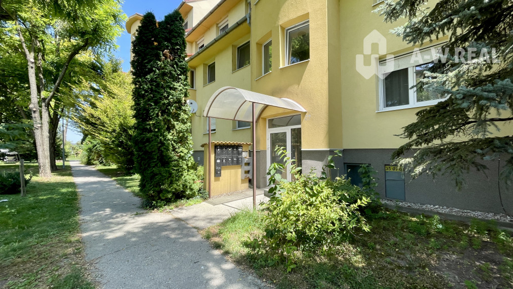 Na predaj slnečný, veľkometrážny 3-izbový byt s veľkým balkónom a vlastnou garážou v západnej časti Dunajskej Stredy