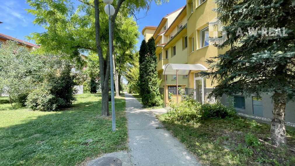 Na predaj slnečný, veľkometrážny 3-izbový byt s veľkým balkónom a vlastnou garážou v západnej časti Dunajskej Stredy