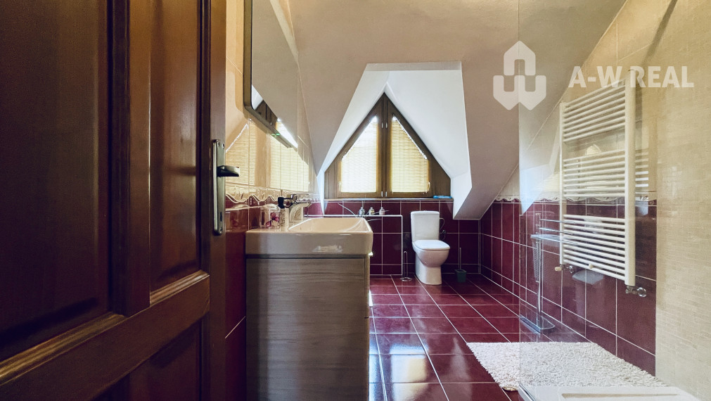 VKUSNÝ 4-IZBOVÝ RODINNÝ DOM S GARÁŽOU NA PREDAJ V OBCI TOPOĽNÍKY