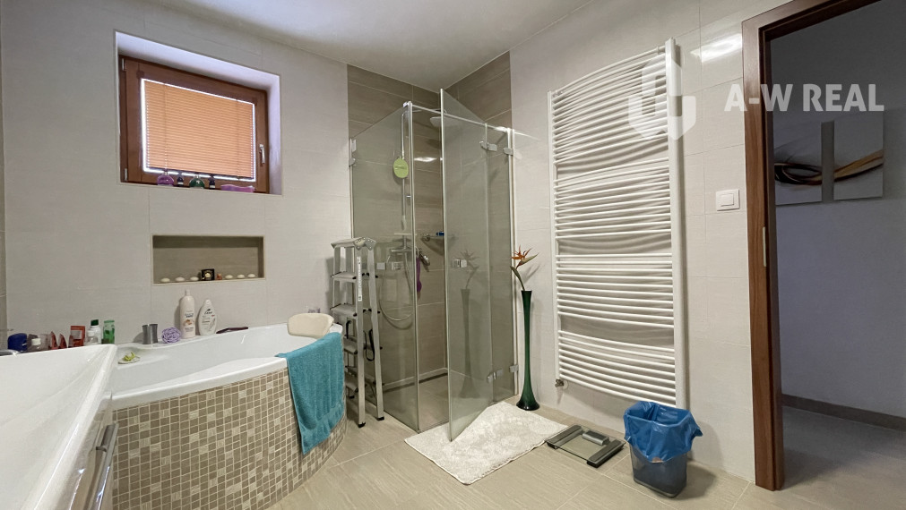 VKUSNÝ 4-IZBOVÝ RODINNÝ DOM S GARÁŽOU NA PREDAJ V OBCI TOPOĽNÍKY