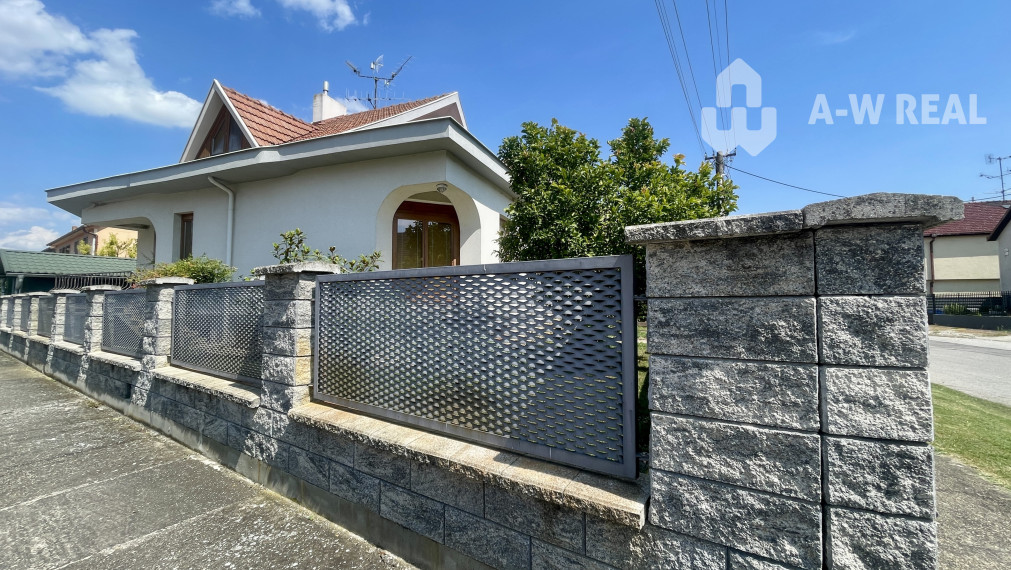 VKUSNÝ 4-IZBOVÝ RODINNÝ DOM S GARÁŽOU NA PREDAJ V OBCI TOPOĽNÍKY