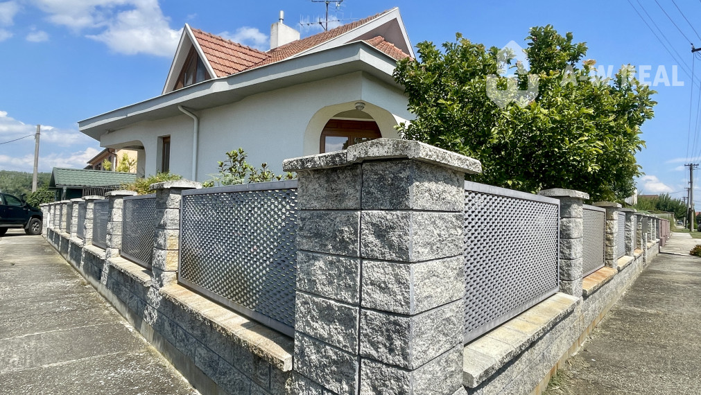 VKUSNÝ 4-IZBOVÝ RODINNÝ DOM S GARÁŽOU NA PREDAJ V OBCI TOPOĽNÍKY