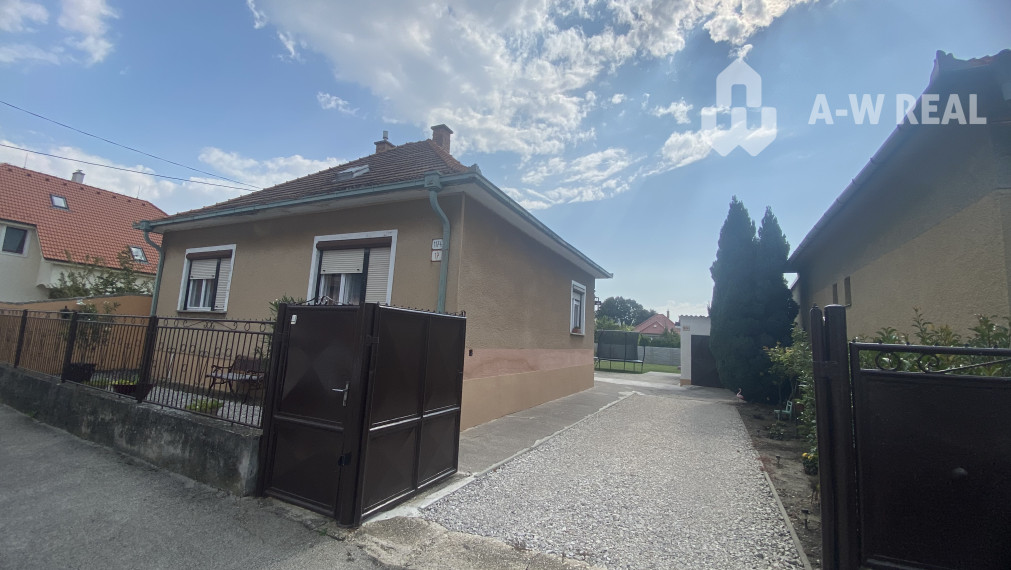 Skvelá ponuka!!! Na predaj 2,5-izbový rodinný dom v Dunajskej Strede, krásny veľký pozemok 748 m2, 2x garáž, nový altánok (100 m od Nemocnice)